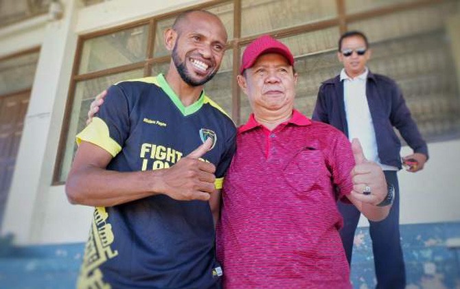 Elie Aiboy (kiri) saat bersama Wakil Gubernur Lampung, Bachtiar Basri - Image
