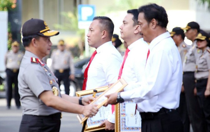 Kapolri Jenderal Tito Karnavian saat memberikan penghargaan kepada personel Polri yang berhasil ungkap kasus Pulomas, Jakarta Timur. - Image