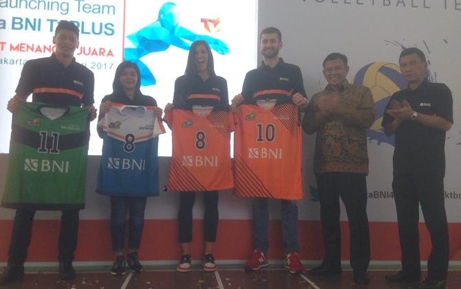 Jakarta BNI Taplus memamerkan jersey yang akan digunakan di ajang Proliga 2017. - Image