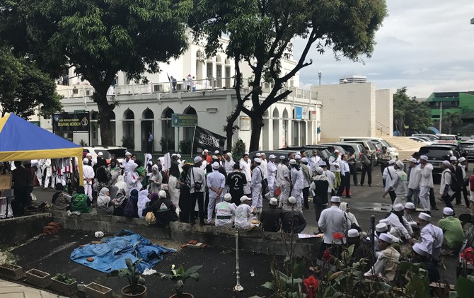 Massa FPI tampak masih memadati kawasan Masjid Al Azhar, Kebayoran Baru, Jakarta Selatan - Image