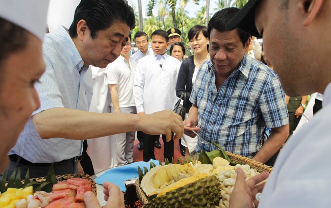 TERBUKA: Duterte saat menemai PM Jepang Prime Minister Shinzo Abe. - Image
