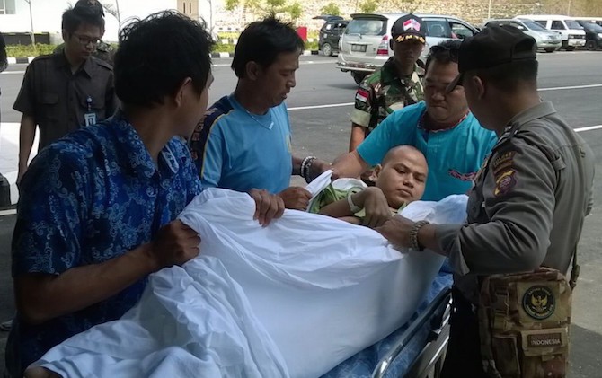 Rahmat Pamuji diturunkan dari ambulans di PLBN Terpadu Entikong sebelum dibawa ke RSUD Soedarso Pontianak, Kamis (12/1) siang. - Image