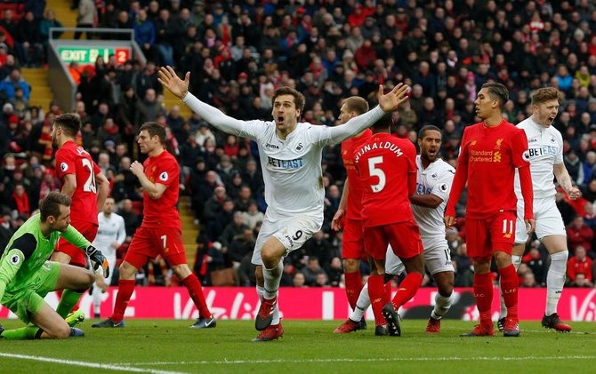 Fernando Llorente berhasil mencetak brace ke gawang Liverpool - Image
