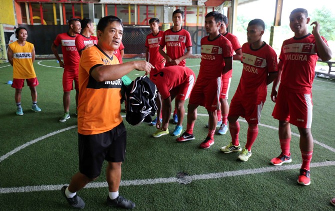 LATIHAN: Para pemain Madura United saat menjalani sesi latihan di salah satu lapangan futsal di Surabaya beberapa waktu lalu. - Image