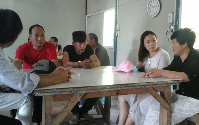 Petugas Imigrasi mendata TKA ilegal asal Tiongkok di Bogor. - Image