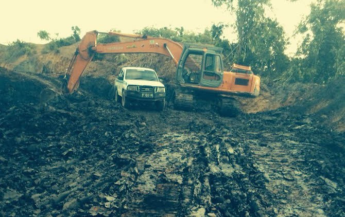 Tampak alat berat yang didapati masih beroperasi di lokasi penambangan liar di Tahura, Kaltim. - Image