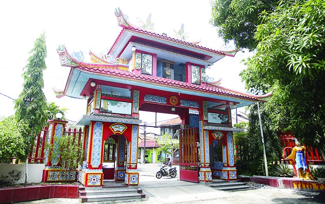 ARTISTIK: Tampilan gerbang Kelenteng Tjong Hok Kiong Sidoarjo yang indah. - Image