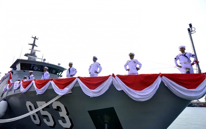Personel TNI AL siaga di KRI Tatihu-853 yang diresmikan oleh KSAL Laksamana TNI Ade Supandi di Dermaga Batuampar, Selasa (10/1). - Image