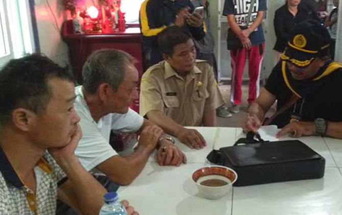 Petugas Imigrasi mendata TKA ilegal asal Tiongkok di Bogor. - Image