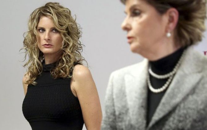 YAKIN: Summer Zervos (kiri) bersama pengacaranya Gloria Allred. - Image