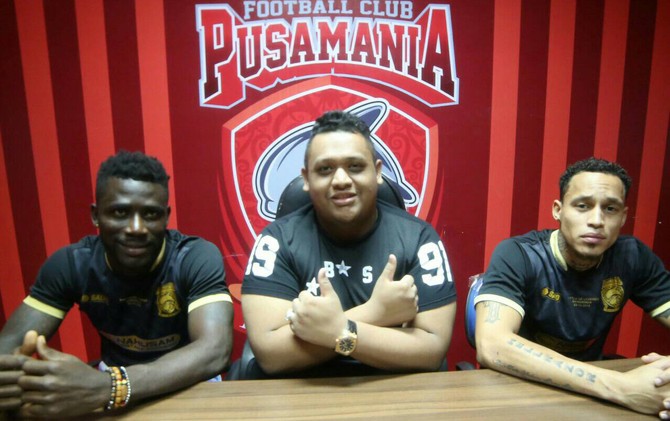 Dua pemain asing Pusamania Borneo FC, Dirkir Khon Glay dan Emile Linkers, bersama Nabil Husein. Keduanya hanya untuk Piala Presiden 2017 - Image