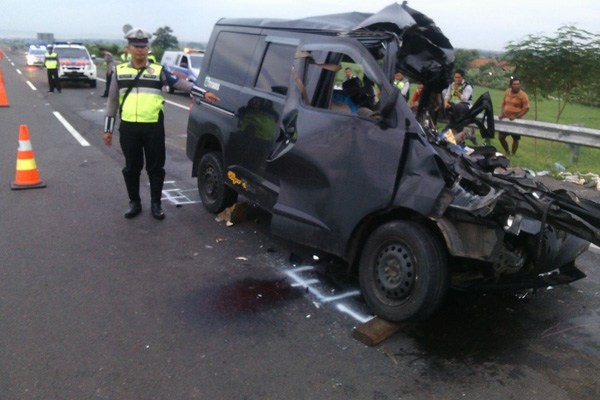 Kondisi bangkai minibus Luxia nopol B 1138 UKS yang kondisinya rusak parah setelah menabrak tronton di Tol Cipali, Minggu (15/1) dini hari. - Image