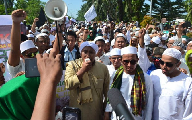Ribuan umat muslim Kalbar menyuarakan melawan aksi penghadangan kedatangan Wasekjen MUI Tengku Zulkarnain di Sintang, Jumat (13/1). - Image
