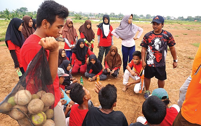 SEMANGAT: Para murid rumah belajar ilalang saat berlatih softball.l. - Image