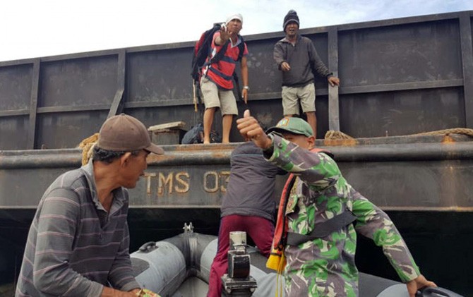 Petugas lantamal IV Tanjungpinang saat mengevakuasi ABK setelah kapal tugboat yang mereka tumpangi tenggelam setelah diterjang ombak di perairan Selat Philip. - Image