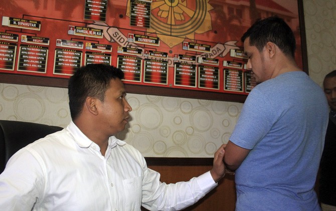 Kasat Reskrim Polresta Pekanbaru Kompol Bimo Ariyanto memperlihatkan AWS (27) tersangka pencabulan terhadap anak di bawah umur di Mapolresta Pekanbaru. - Image