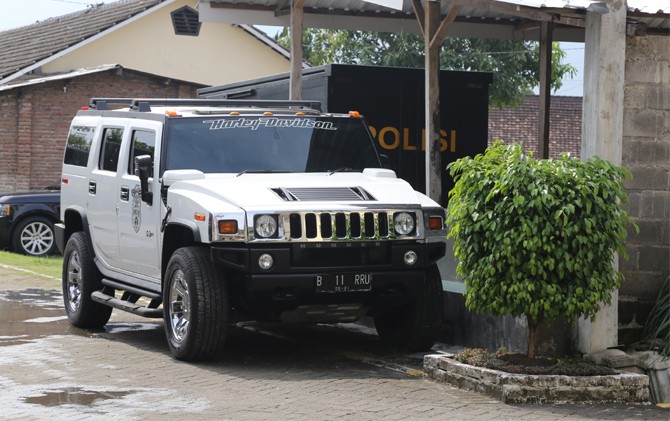 MEWAH: Hummer H2 putih dengan nopol B 11 RRU disita KPK pada 16 Desember 2016. - Image