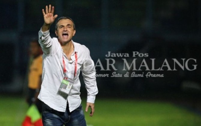 Milo kabarnya bakal jadi pelatih Bali Utd - Image