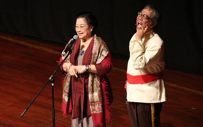 Ketua Umum PDIP Megawati Soekarno Putri bersama Butet Kartaredjasa (kanan) saat merakayakan hari ulang tahun Megawati Soekarno Putri yang ke-70 di Taman Ismail Marzuki, Jakarta, Senin (23/1) - Image
