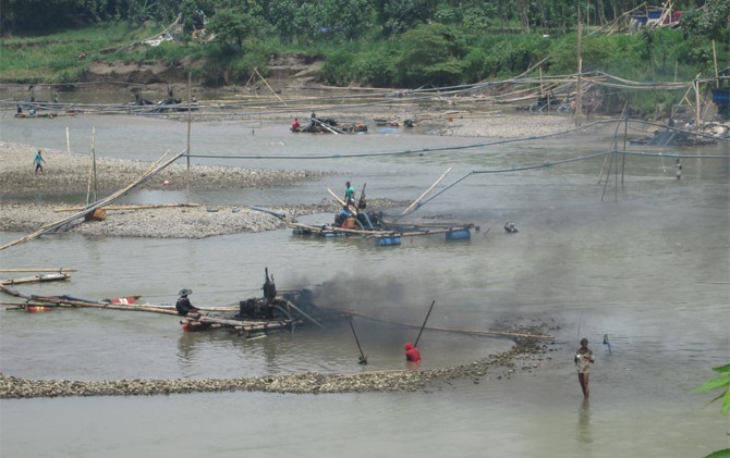 DIGERUS TERUS: Para penambang pasir menyedot pasir di Sungai Brantas pada Senin (9/10) di Desa Gandekan, Kecamatan Wonodadi, Kabupaten Blitar. - Image