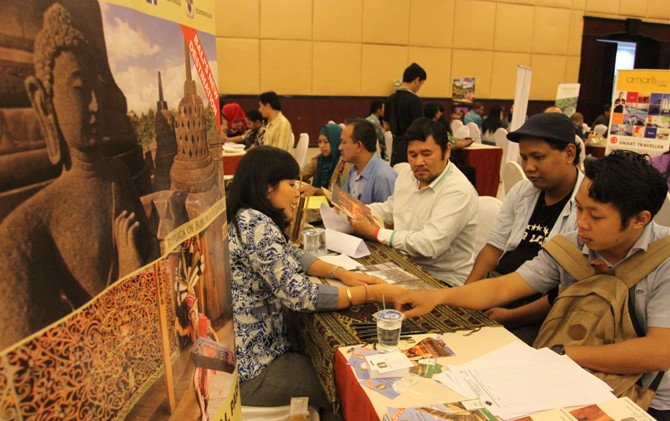DIGARAP SERIUS: Pameran wisata di The Sun Hotel Sidoarjo digelar Selasa (17/1) ala table top. - Image