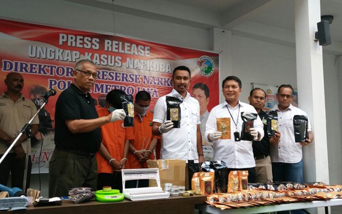 Direktorat Tindak Pidana Narkoba Polda Metro Jaya menangkap tiga tersangka pengedar tembakau gorila. - Image