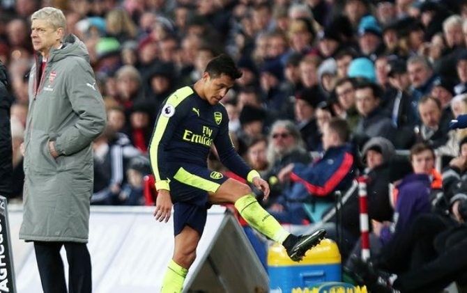 Alexis Sanchez saat mengambek akhir pekan lalu - Image