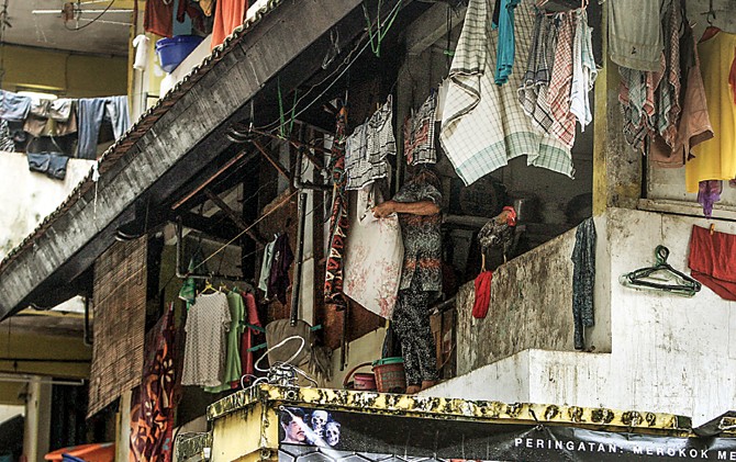 BERSAMA AYAM: Warga Rusun Sumbo, Surabaya tinggal dalam suasana yang berdesak-desakan. - Image
