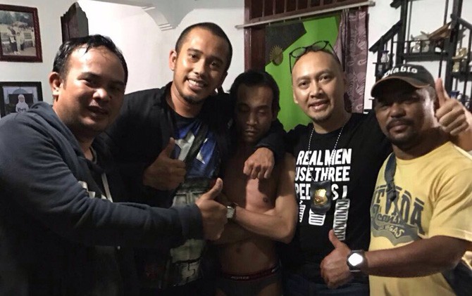 Pemilik Koperasi Pandawa, Salman Nuryanto (tak mengenakan pakaian) saat diciduk tim buser Polda Metro Jaya, Senin dini hari. - Image