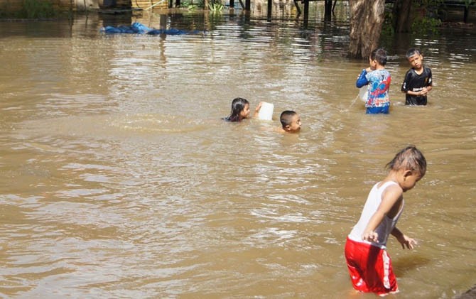 Banjir yang terjadi di Sangatta Selatan dalam setiap pekannya mengancam keberadaan warga. - Image