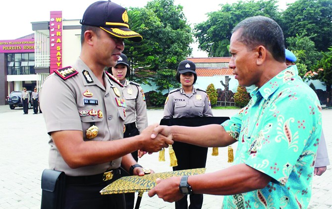 PANTANG MAIN HAKIM SENDIRI: Kombespol Muhammad Anwar Nasir memberikan penghargaan kepada Basyori, kepala Dusun Tebel Barat, Desa Tebel, Gedangan. - Image