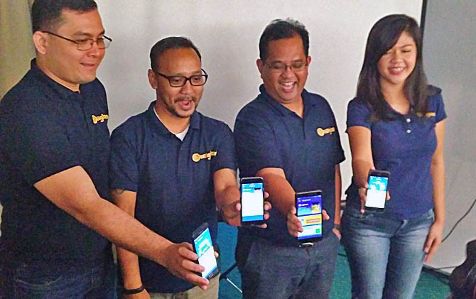 Deputy CEO UangTeman Rio Quiserto (kedua dari kanan) bersama Director Marketing and Communications UangTeman Donna Arifi (paling kanan) saat peluncuran UangTeman di Makassar belum lama ini. - Image