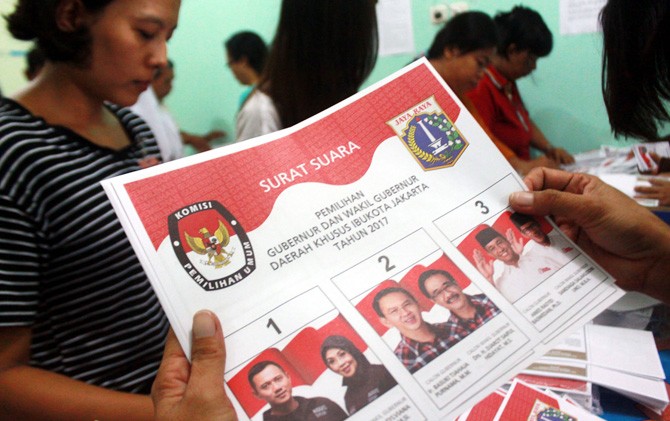 Surat suara Pilkada DKI saat dalam proses pelipatan - Image