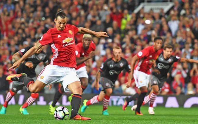 Man United terlalu mengandalkan Zlatan Ibrahimovic soal urusan mencetak gol - Image