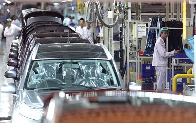 SEJUTA UNIT: Proses merakit mobil Honda di pabrik Karawang, Jawa Barat, kemarin. Sejak 2003, HPM memproduksi sejuta unit mobil di Karawang. - Image