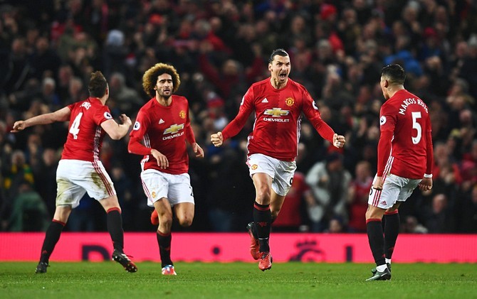Zlatan Ibrahimovic (kedua dari kanan) dipercaya akan bertahan bersama Manchester United untuk semusim berikutnya. - Image