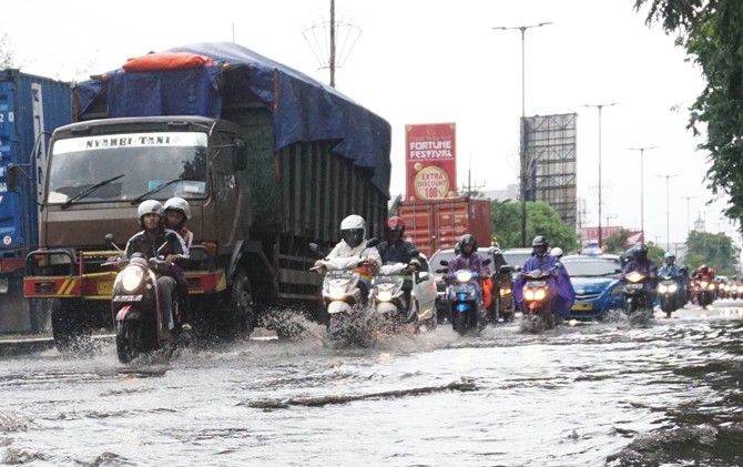 LANGGANAN: Hujan deras yang mengguyur Sidoarjo membuat kawasan perkotaan kembali tergenang. - Image