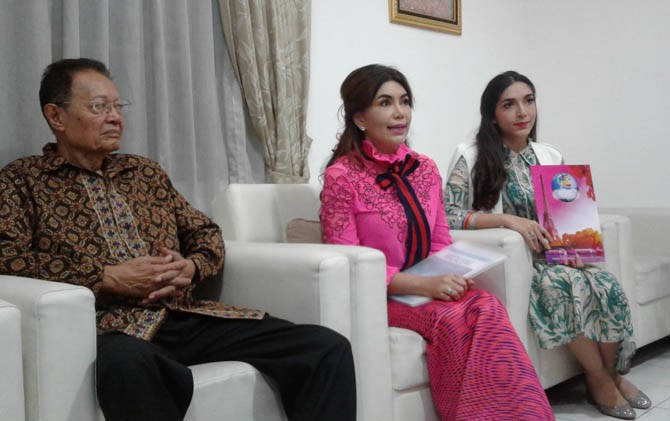 Presiden WOCPM dr. Deby Vinski, MscAA, PhD (tengah). - Image