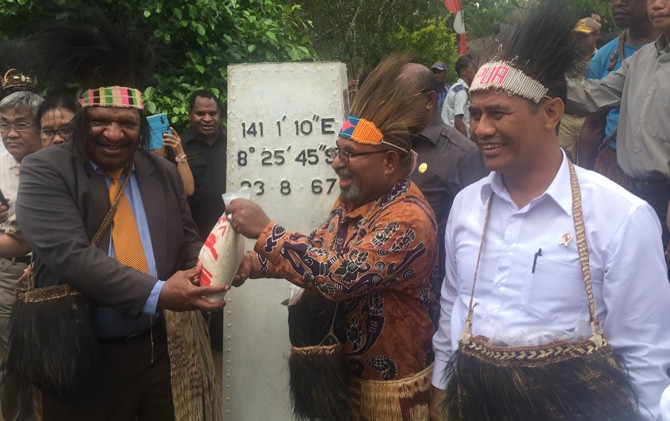 Menteri Amran Sulaiman (berbaju putih) bersama Konsulat Jenderal Papua Nugini Untuk Papua, Geoffrey Wiri di Merauke, Papua, Senin (13/2). - Image