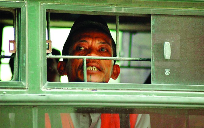 HADAPI: Suhud mengintip dari sela kaca mobil tahanan. - Image