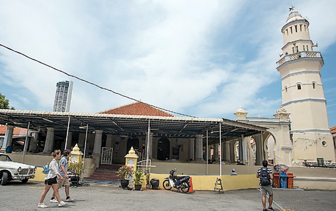DUA ABAD: Masjid Melayu Lebuh Acheh di Penang ini dibangun saudagar asal Aceh Tengku Syed Hussein pada 1808. Sampai sekarang masih kukuh berdiri. - Image
