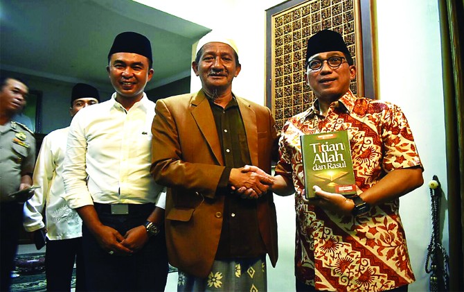 LANGSUNG GAYENG: Pengasuh Ponpes Bumi Shalawat KH Agoes Ali Masyhuri (tengah) diapit oleh Kapolda Jatim Irjen Pol Machfud Arifin (kanan) dan Kapolresta Sidoarjo Kombespol Muhammad Anwar Nasir pada Sabtu (4/2) malam. - Image