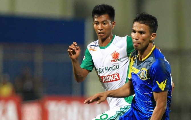 BERKAH: Fengky Turnando berkesempatan menjadi starter seiring absennya Abdul Rahman akibat kartu merah. - Image