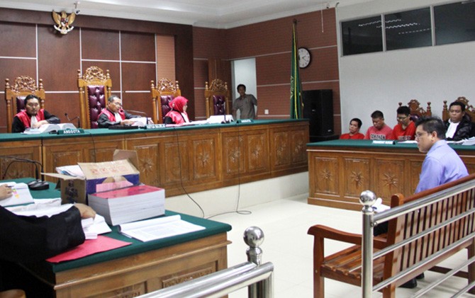 Tiga terdakwa perkara TPPU saat menjalani sidang beragendakan keterangan saksi dari pihak bank di Pengadilan Negeri Batam, Selasa (7/2). - Image