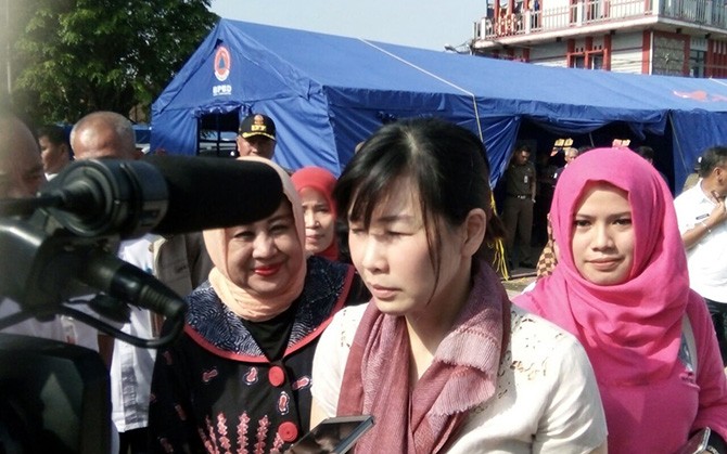 Veronica Tan bersama Happy Djarot di lokasi pengungsian banjir - Image