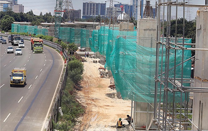 KEJAR TARGET: Pekerja di lokasi pembangunan proyek LRT di samping jalan tol Jagorawi, Cililitan, Jakarta Timur - Image