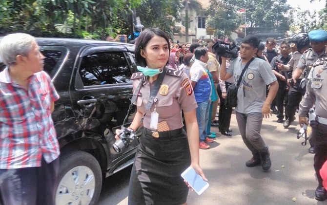 Jadi Viral, Foto Polwan Cantik di Tengah Baku Tembak Terduga Teroris dan Polisi - Image