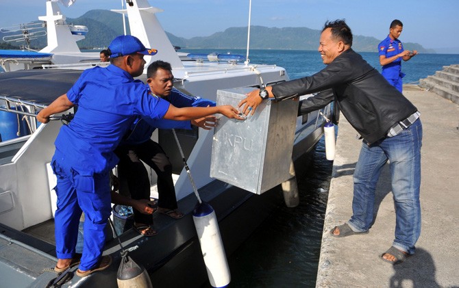 Petugas mengangkat kotak suara dan perlengkapan kebutuhan Pilkada lainya mengunakan kapal Pol Air Polda Aceh ke-Pulau Aceh melalui pelabuhan Ule Lheu, Banda Aceh, Selasa (14/2). - Image
