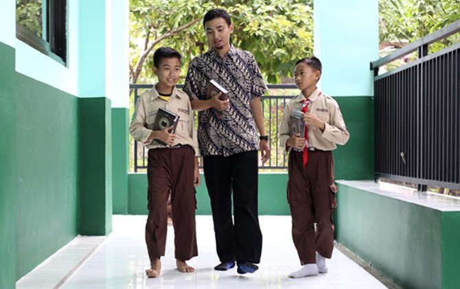 EFEKTIF: M. Tamhid Assiddiqi diapit Zidan Rafidin (kiri) dan Rahmad Taqiyuddin saat belajar Alquran. - Image