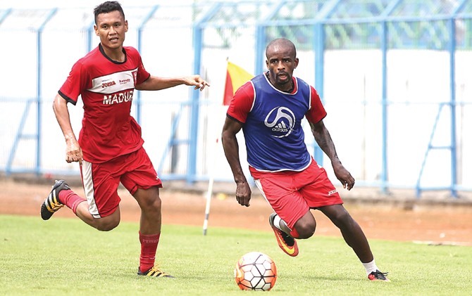 MENGUJI AMUNISI: Greg Nwokolo dalam sesi latihan bersama Madura United. Dia bakal menjadi tumpuan lini depan Madura United. - Image